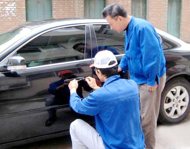 汉南区汽车钥匙丢在车里面怎么办?